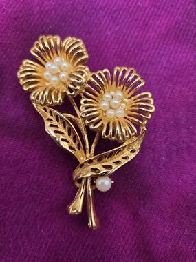 1217. Vintage Gold Tone Signed MJ Ent Floral Pearl Brooch